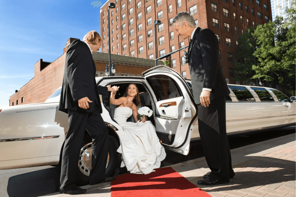 Des mariés qui ont opté pour une limousine en guide de voiture de mariage