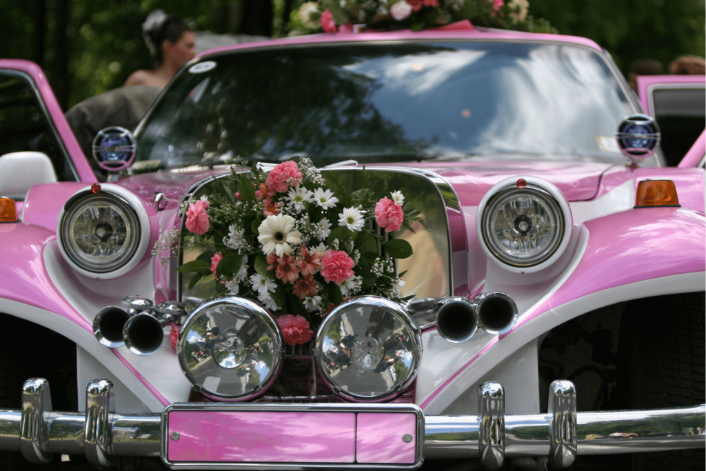 Une voiture ancienne au style sport : le mix de voitures de mariage parmi les plus populaires 